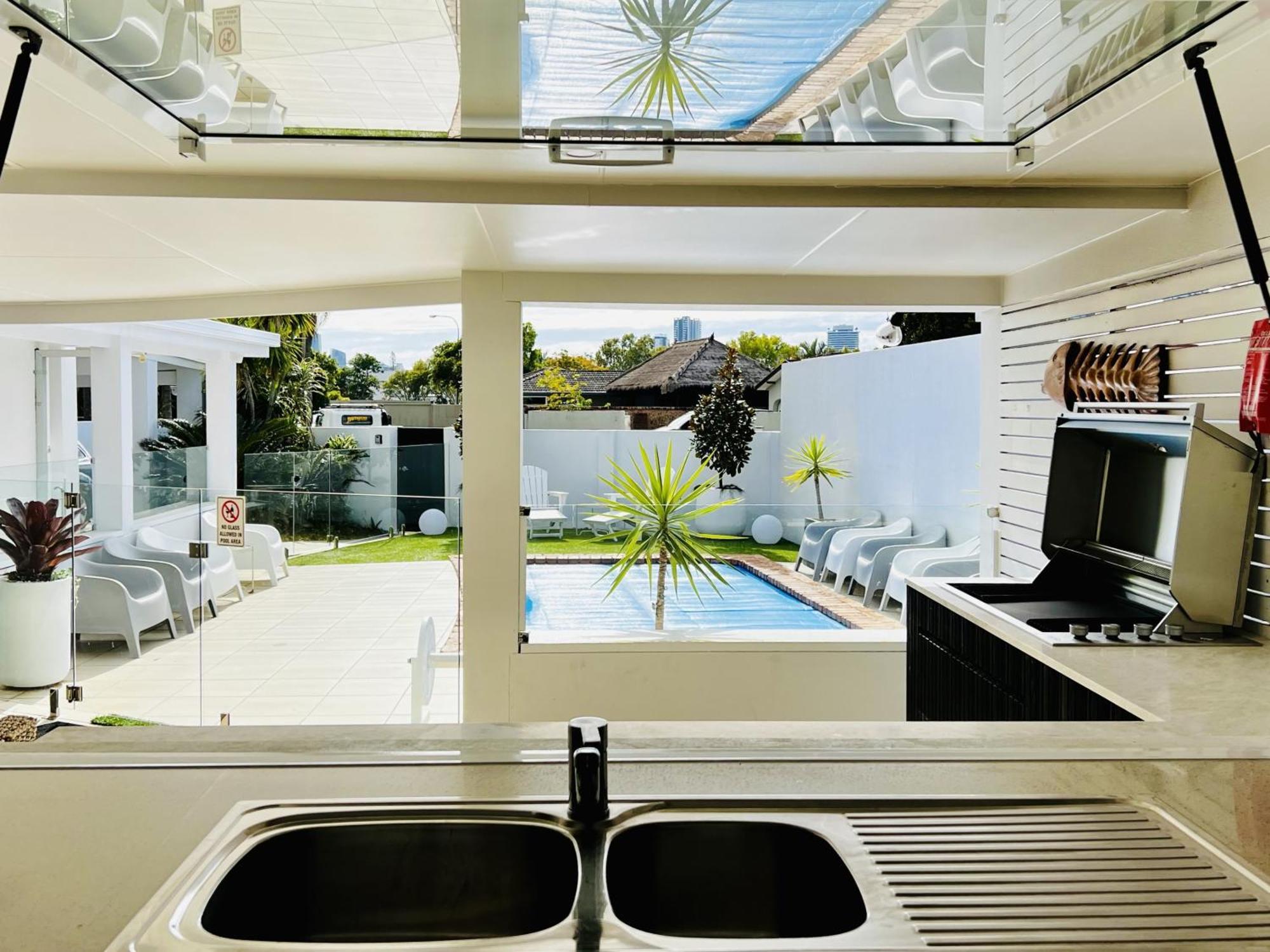 Reflections Broadbeach- Heated Pool! Complete Waterfront Entertainer With Huge Deck, Pool Table And Pontoon