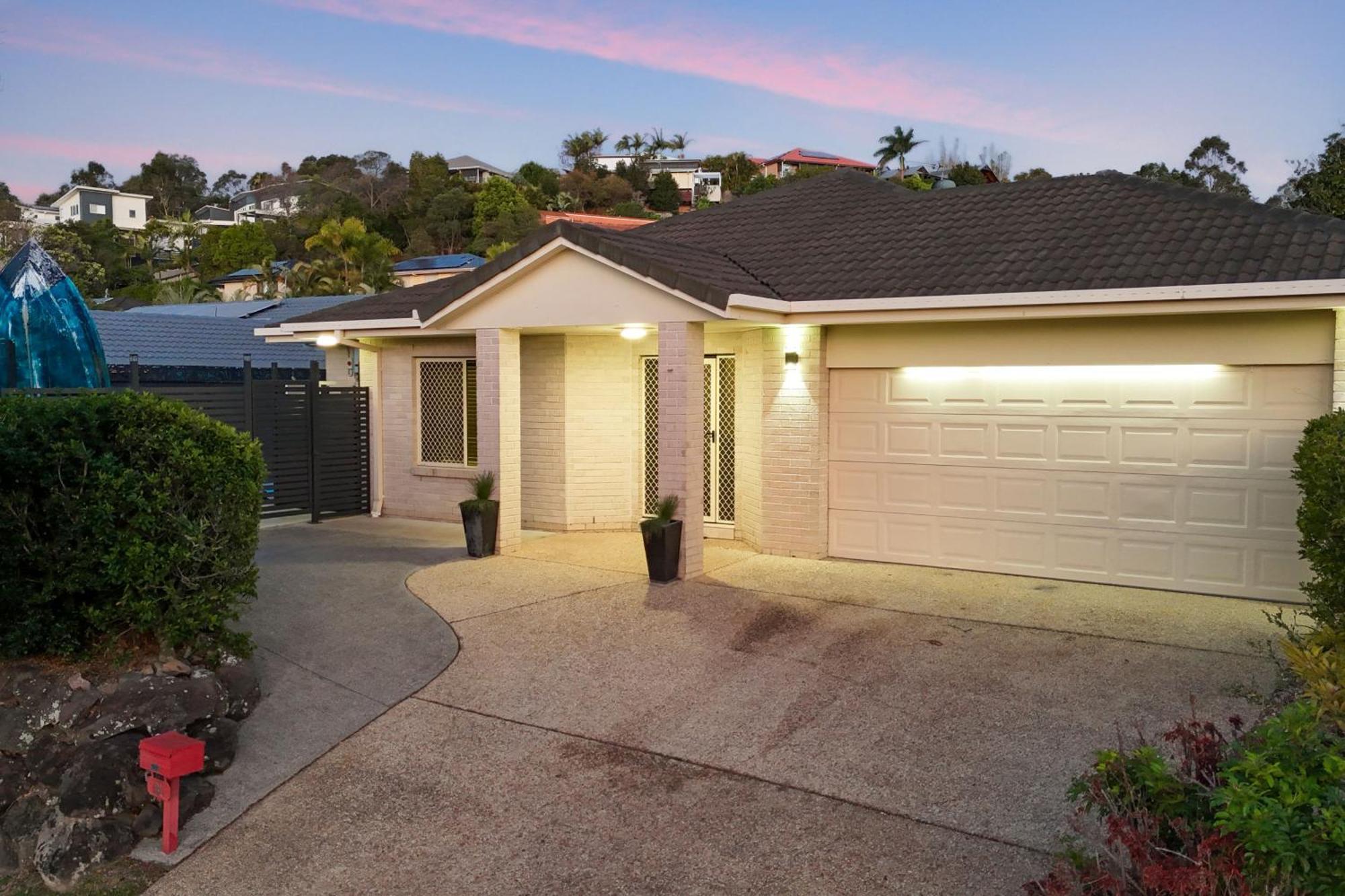 Charming Group Getaway - 9 Mins To Burleigh Holiday home Gold Coast