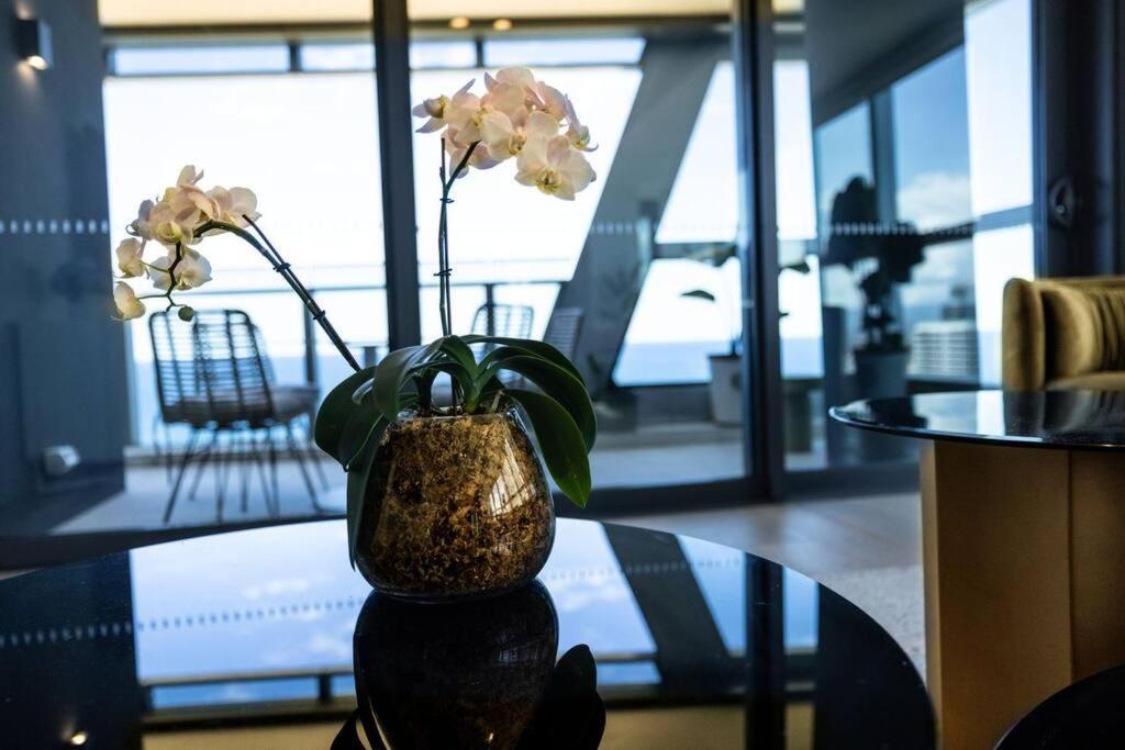 Beachfront Luxury Apartment *