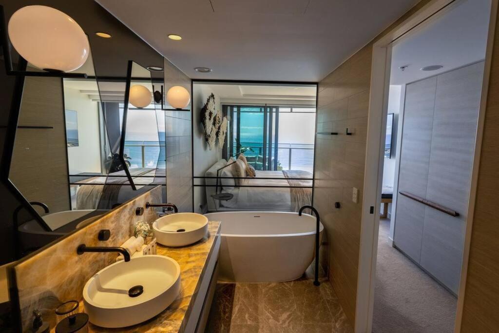 Beachfront Luxury Apartment *