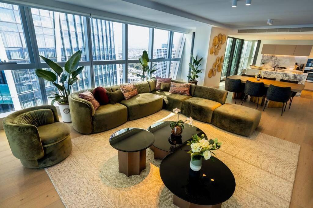 Beachfront Luxury * Gold Coast