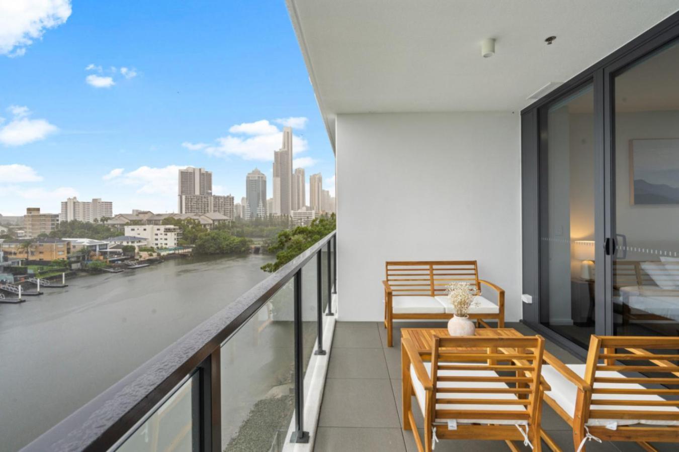 Apartment The Sunset - Brand New Riverview 2 Bedroom With Free Parking, Pool & Gym *