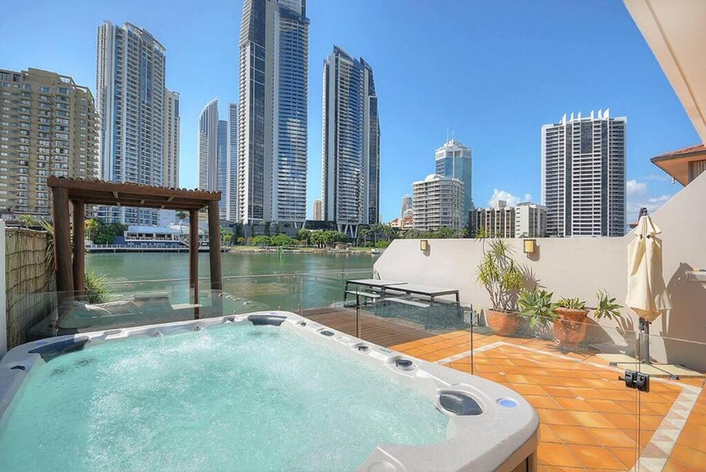 Villa Surfers Reflections Amazing Views From Your Spa! Gold Coast