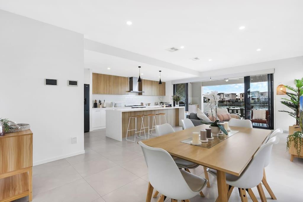 Canal Bliss 4br Waterfront Hope Island * Gold Coast