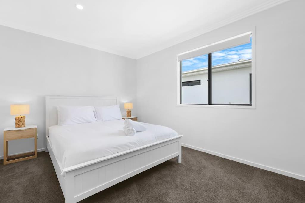 Canal Bliss 4br Waterfront Hope Island Gold Coast