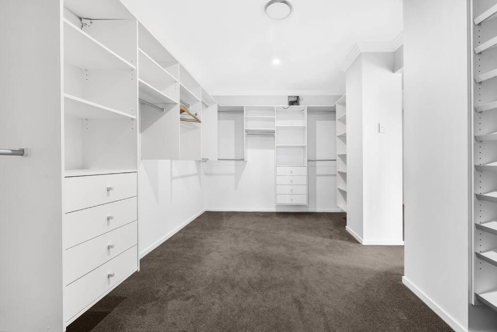 Apartment Canal Bliss 4br Waterfront Hope Island Gold Coast