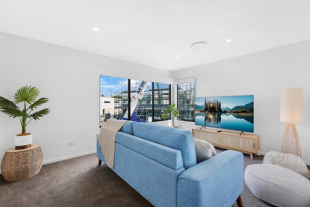 Canal Bliss 4br Waterfront Hope Island Gold Coast
