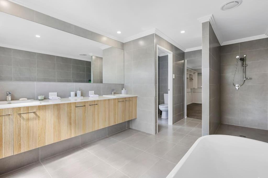 Apartment Canal Bliss 4br Waterfront Hope Island Gold Coast