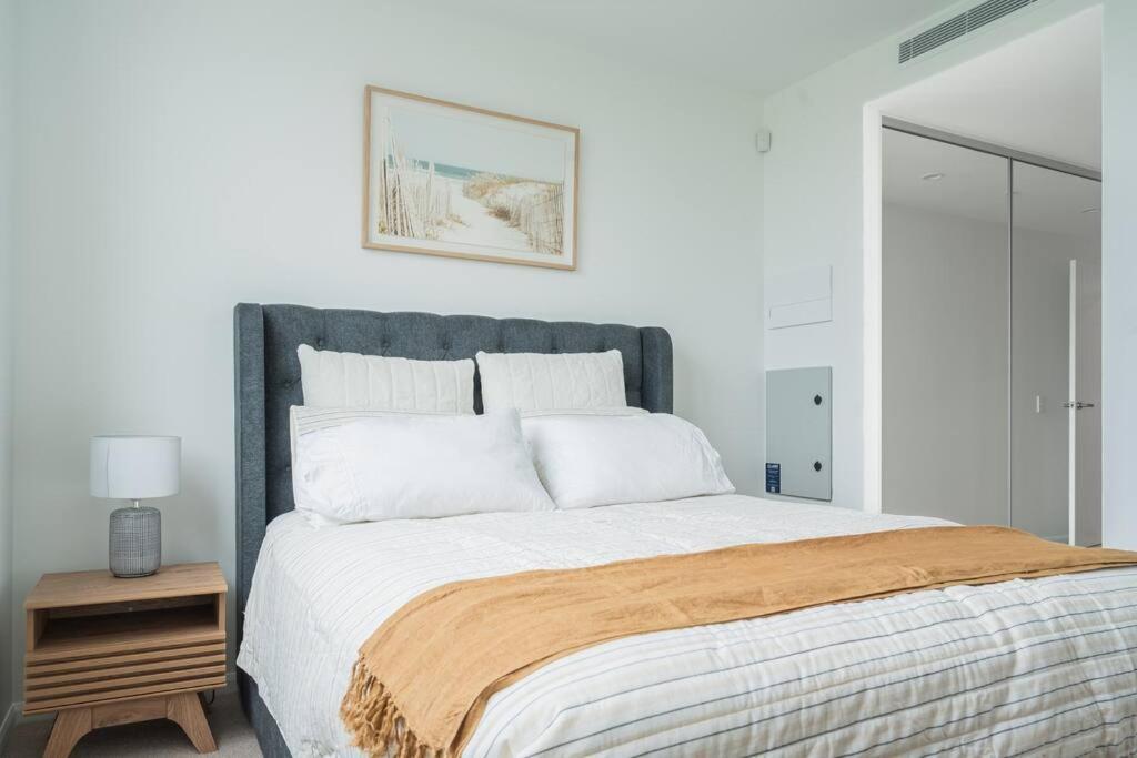 Lux Lakeside - * Gold Coast