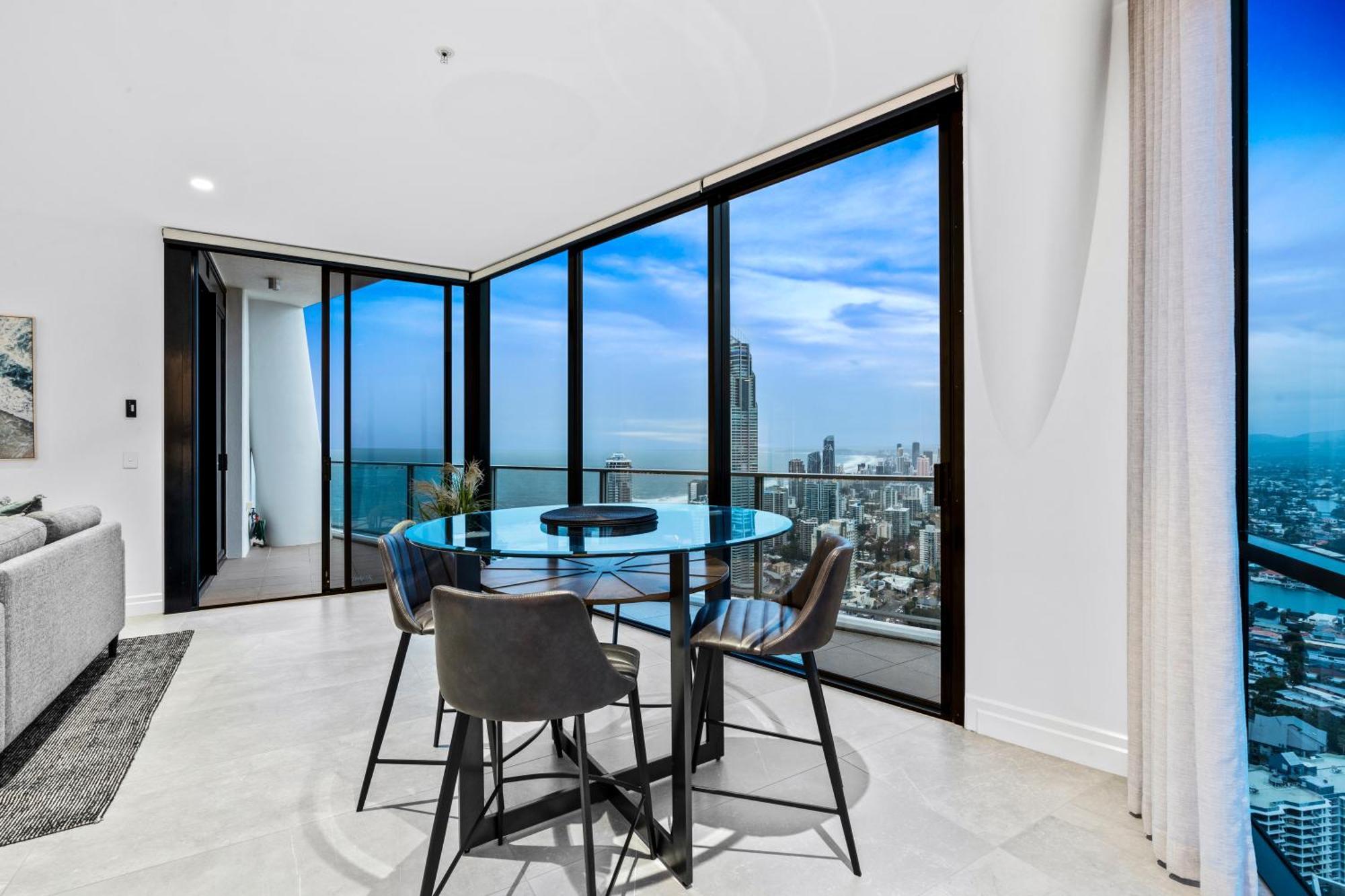 Self-contained At Circle On Cavill - Privately Managed - Wow