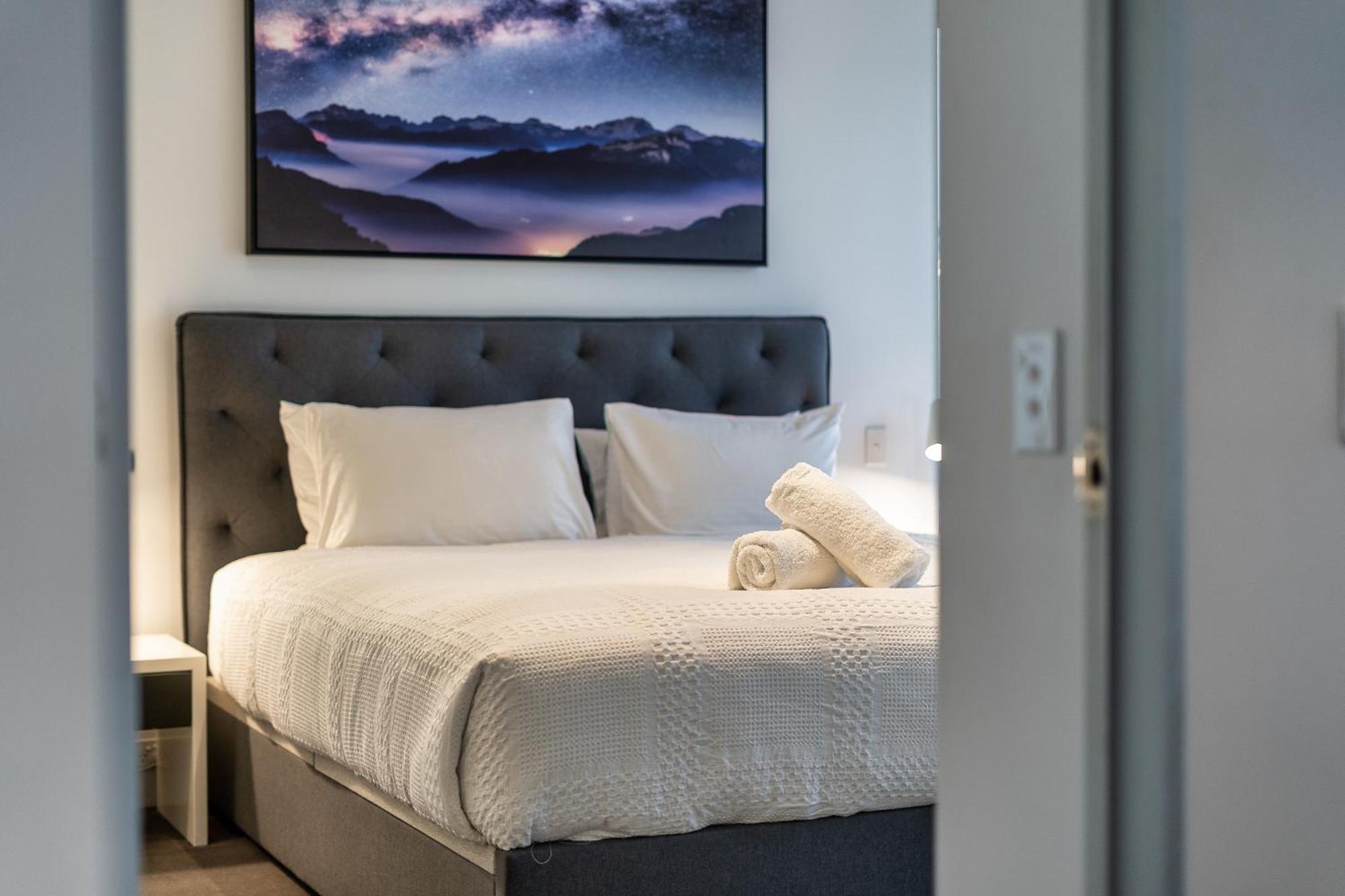 Surfers Paradise Retreat Stunning Views 2-br Haven *