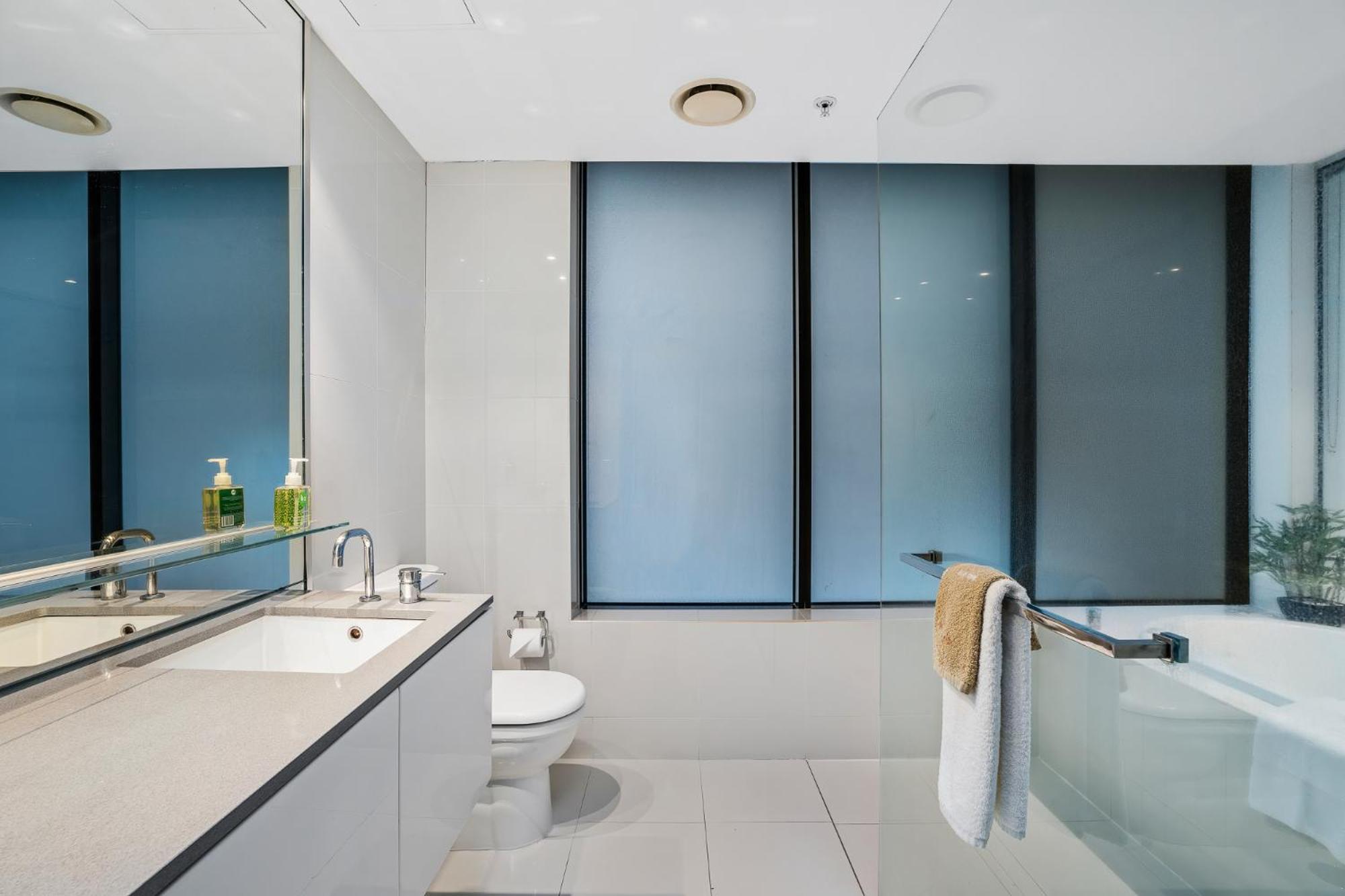 Apartment Surfers Paradise Retreat Stunning Views 2-br Haven