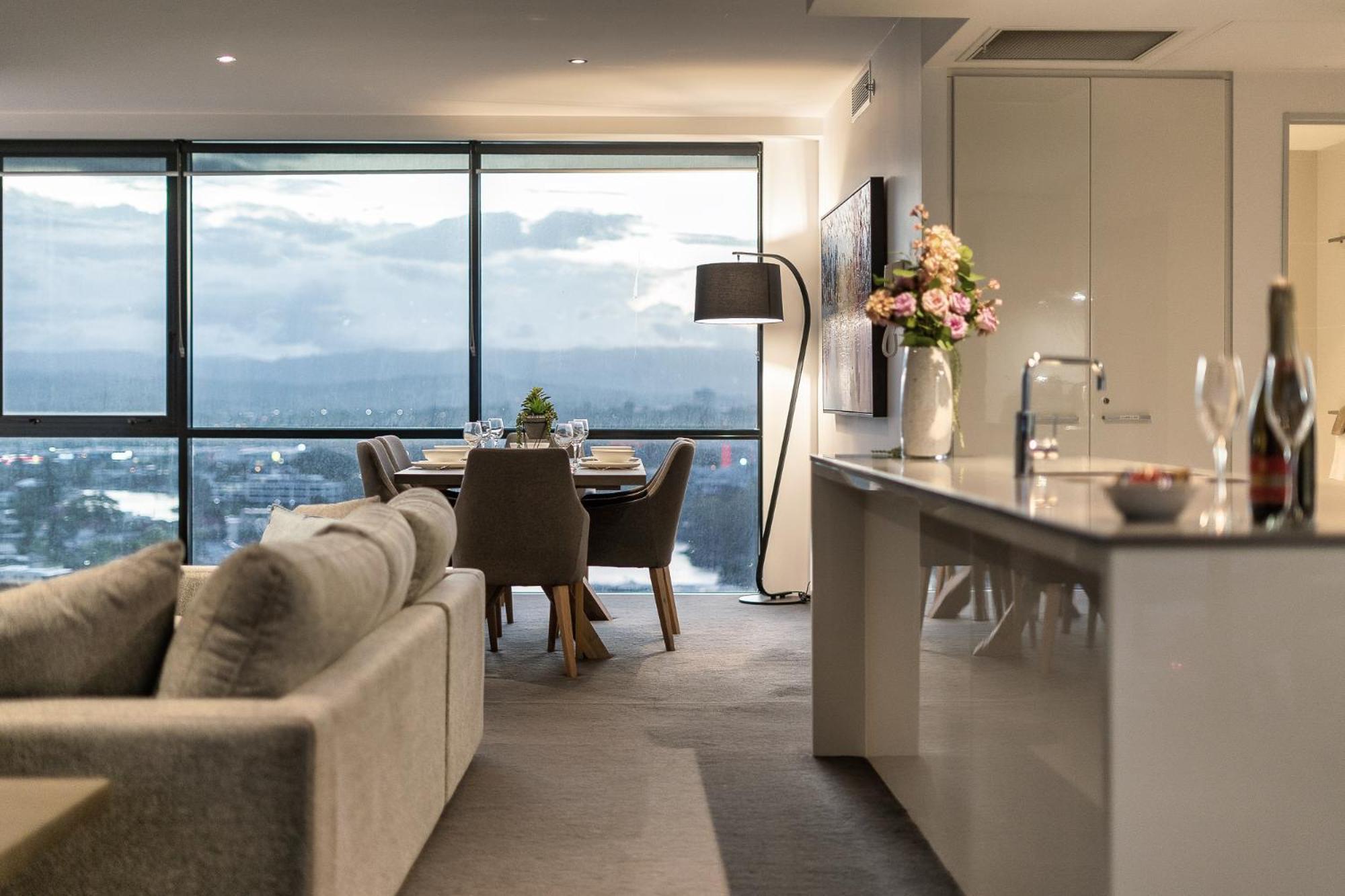 Apartment Surfers Paradise Retreat Stunning Views 2-br Haven *
