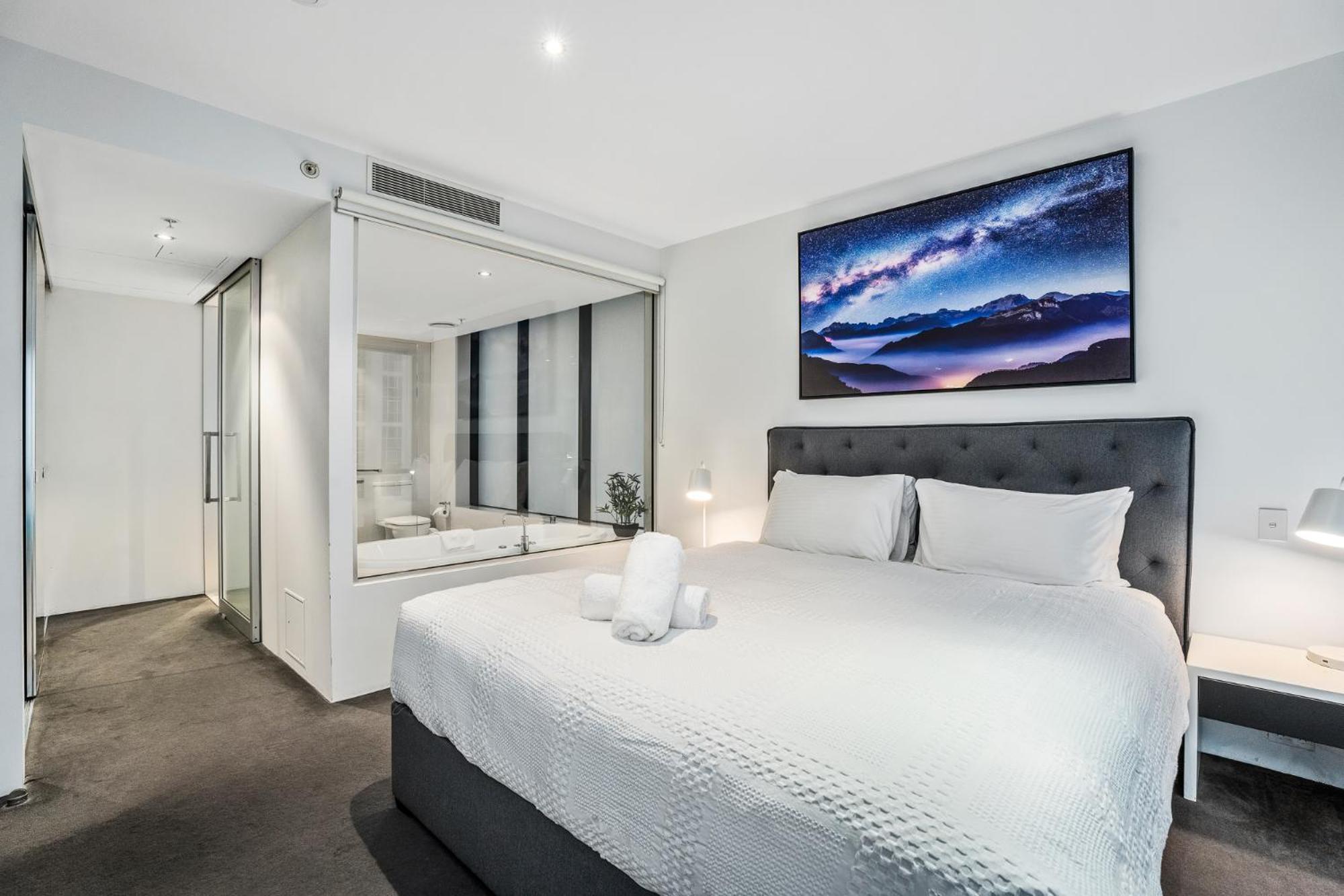 Apartment Surfers Paradise Retreat Stunning Views 2-br Haven Gold Coast