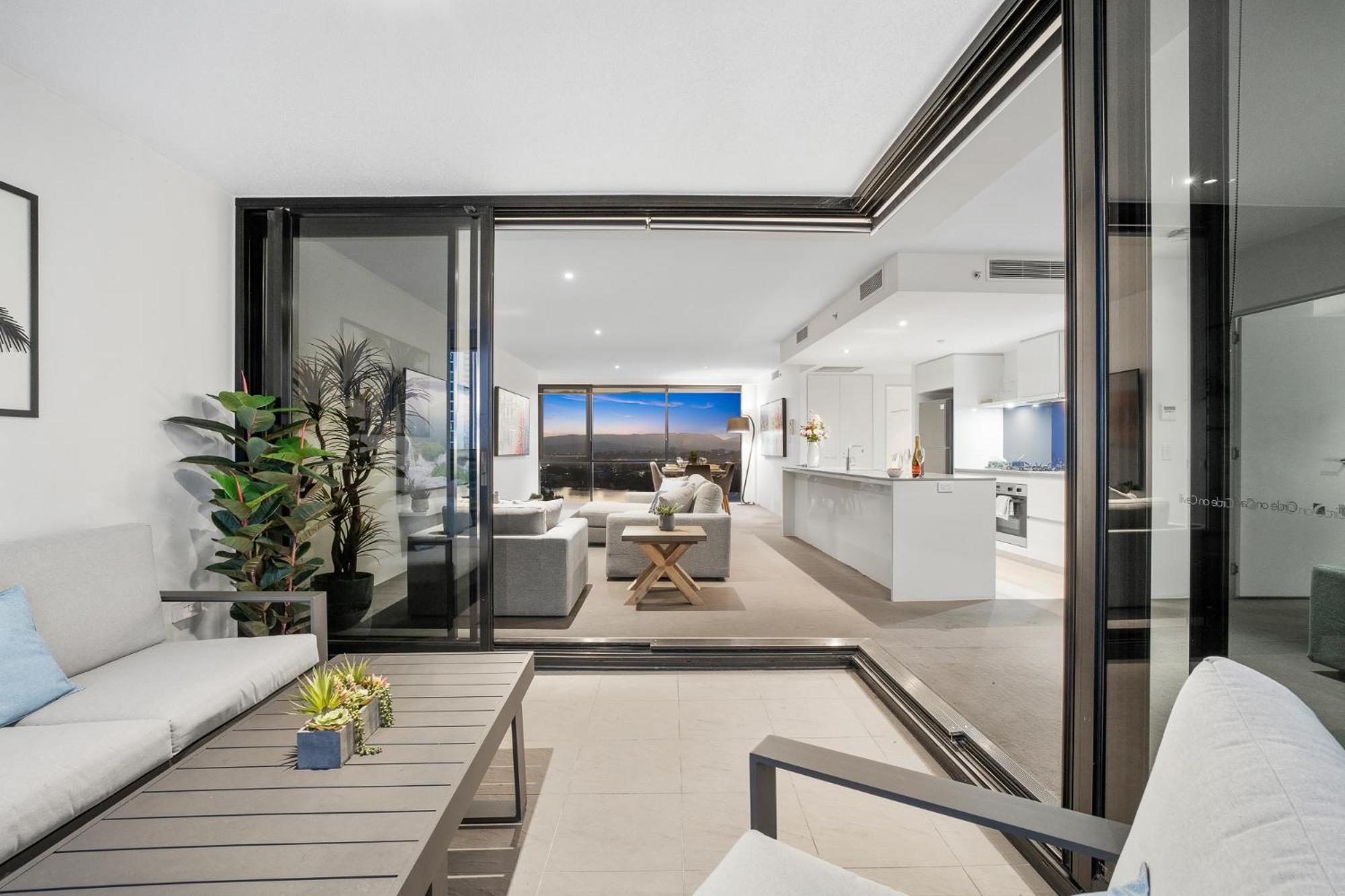 Apartment Surfers Paradise Retreat Stunning Views 2-br Haven
