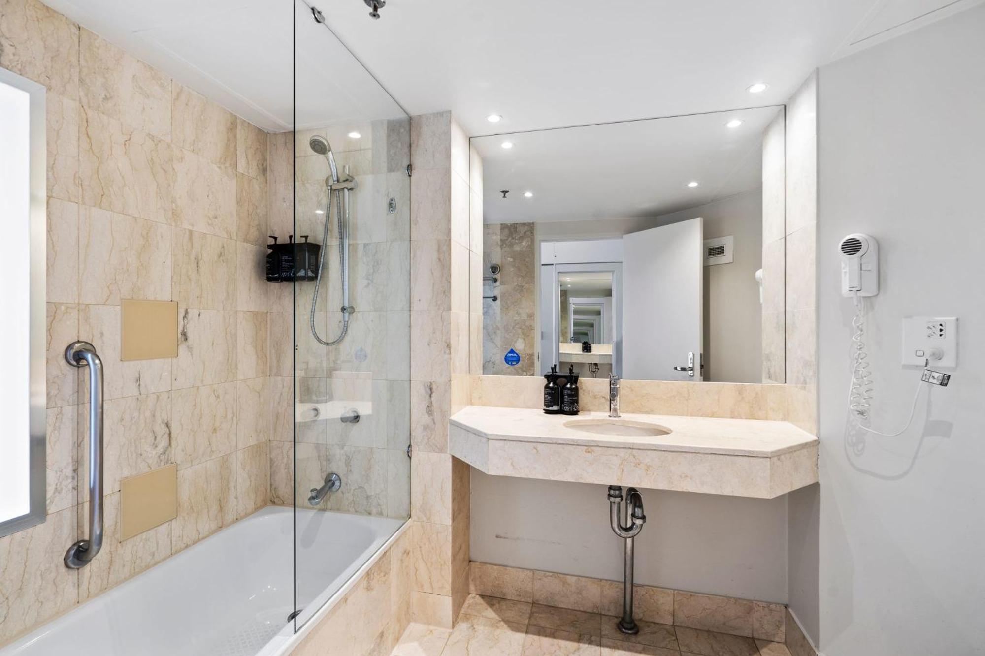 Inn Beachside In Heart Of Surfers Paradise With *