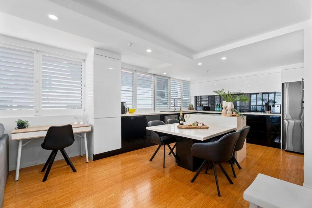 Absolute Beachfront 3b Pool Apartment Gold Coast