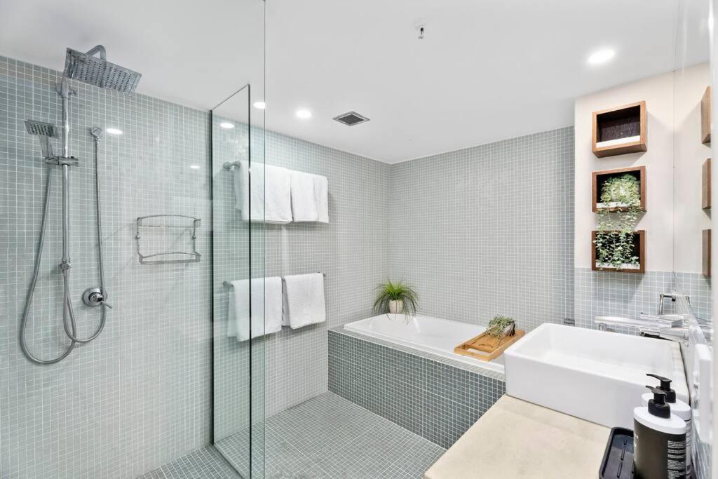 Absolute Beachfront 3b Pool Apartment Gold Coast