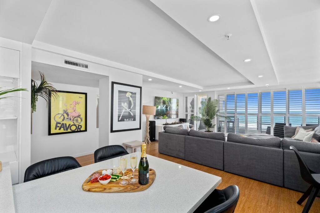 Apartment Absolute Beachfront 3b Pool Gold Coast