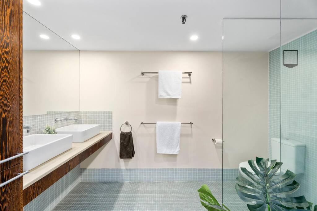 Absolute Beachfront 3b Pool Apartment Gold Coast