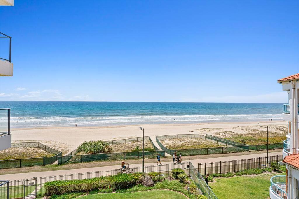 Apartment Absolute Beachfront 3b Pool Gold Coast