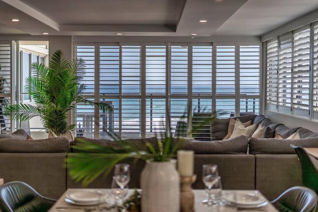 Apartment Absolute Beachfront 3b Pool