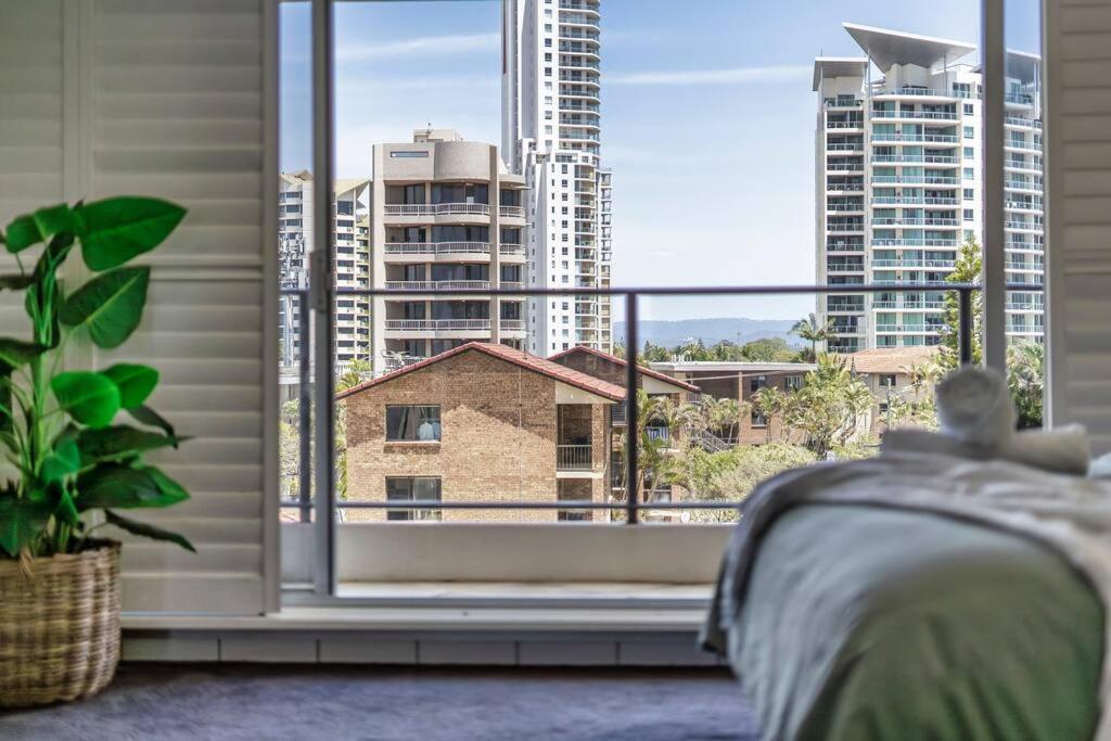 Absolute Beachfront 3b Pool Gold Coast