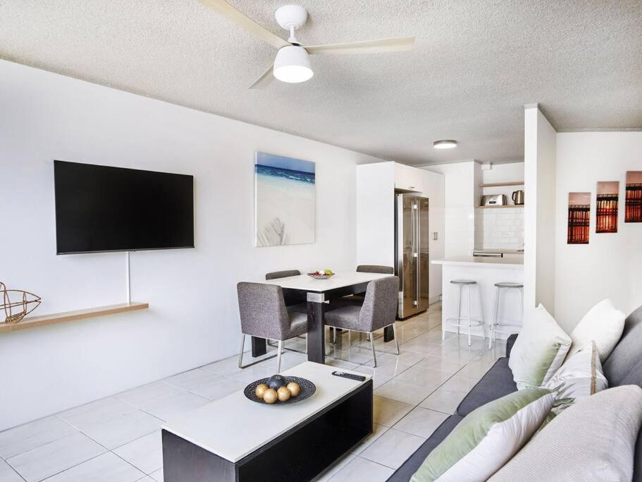 Cheap And Cheerful Budget Apartment *