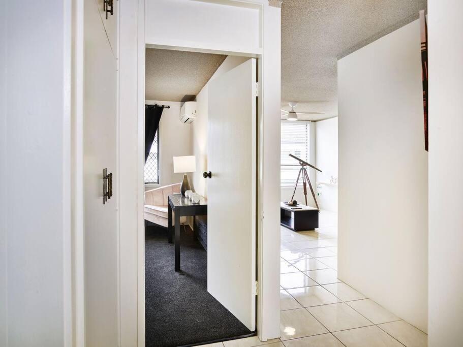 Cheap And Cheerful Budget Apartment *