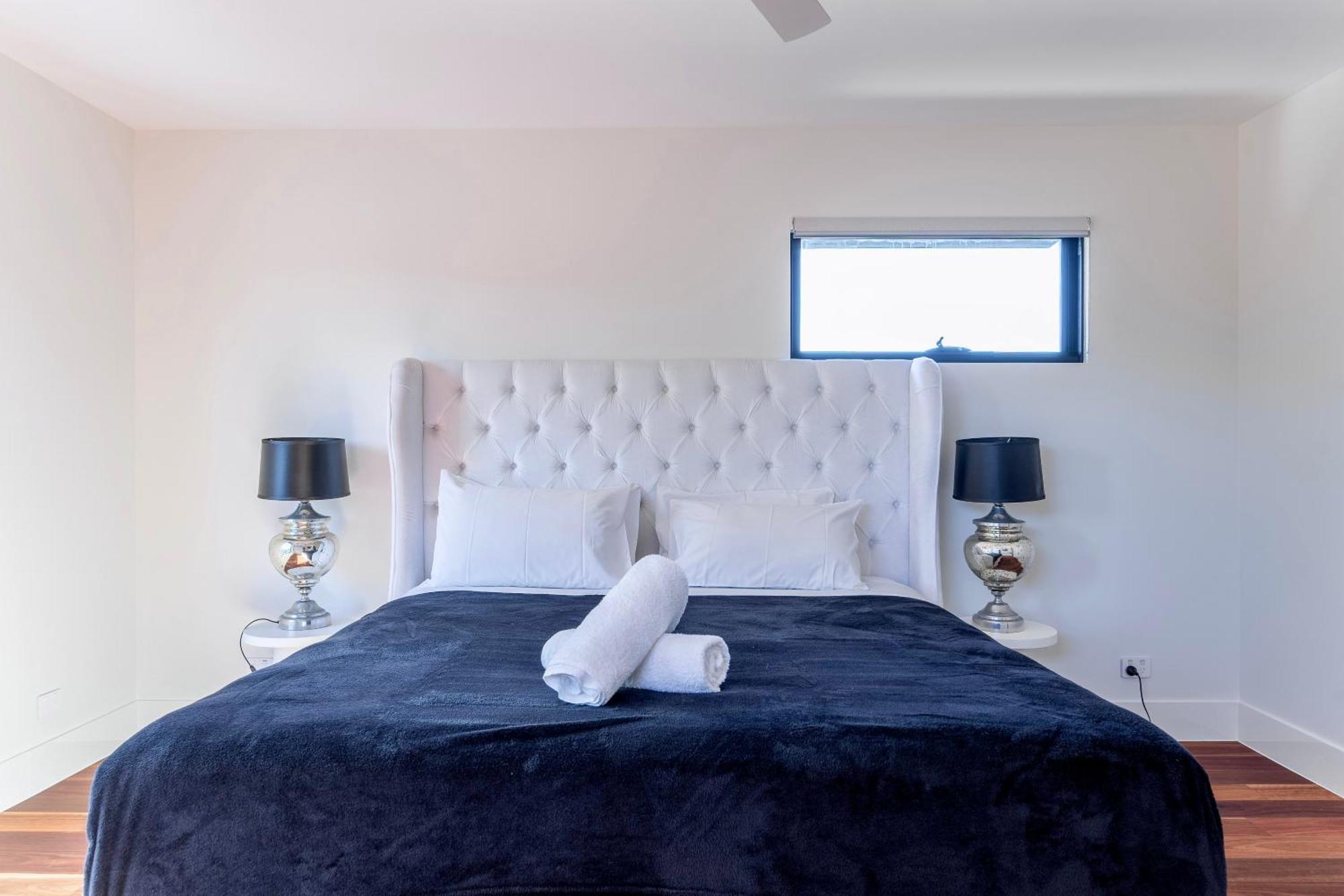 Brand New Modern 8 Bedroom In City Centre - Heated Modern Infinity Pool Villa *