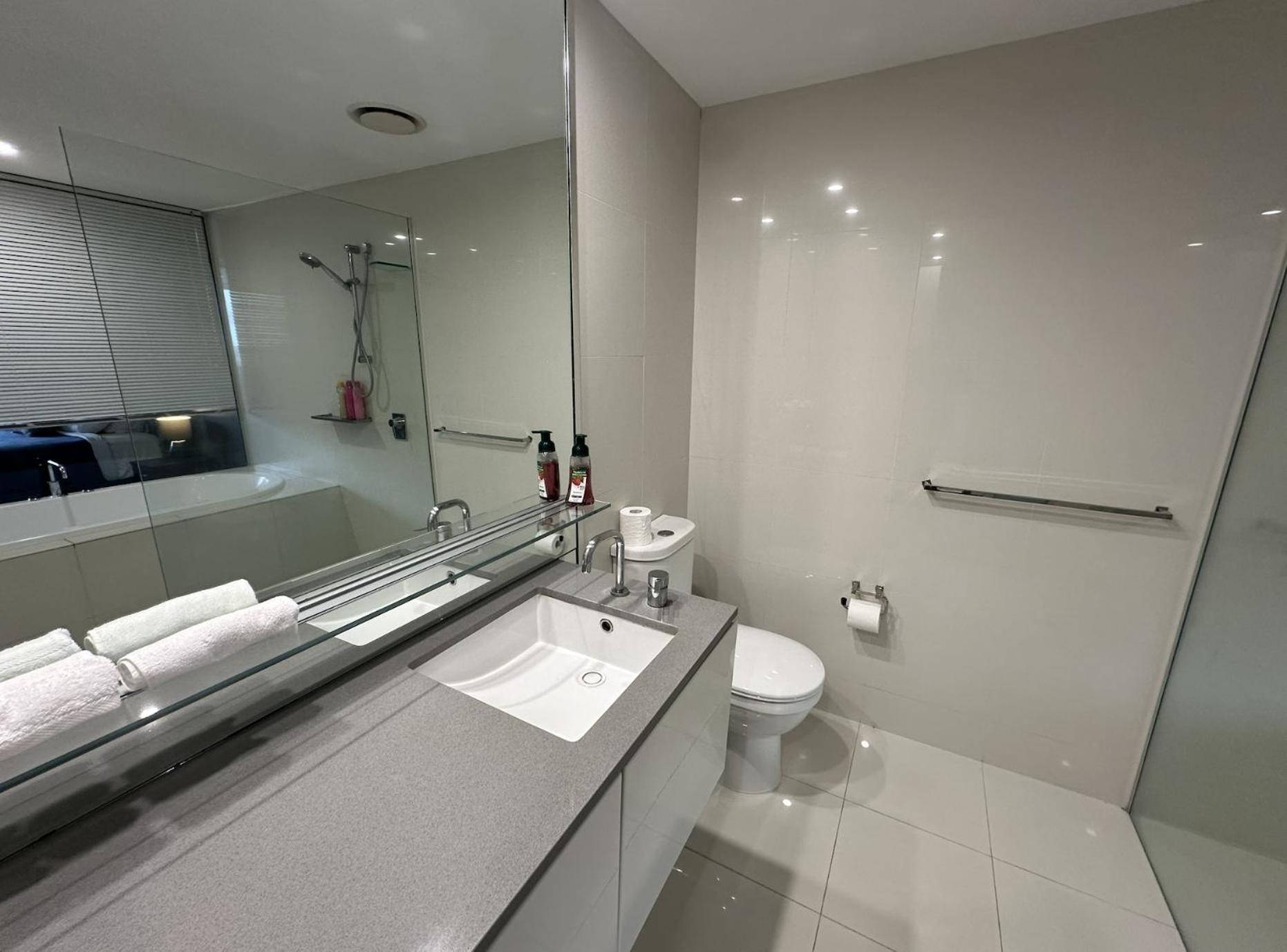 Beachview Surfers 2bd Lux Apartment *