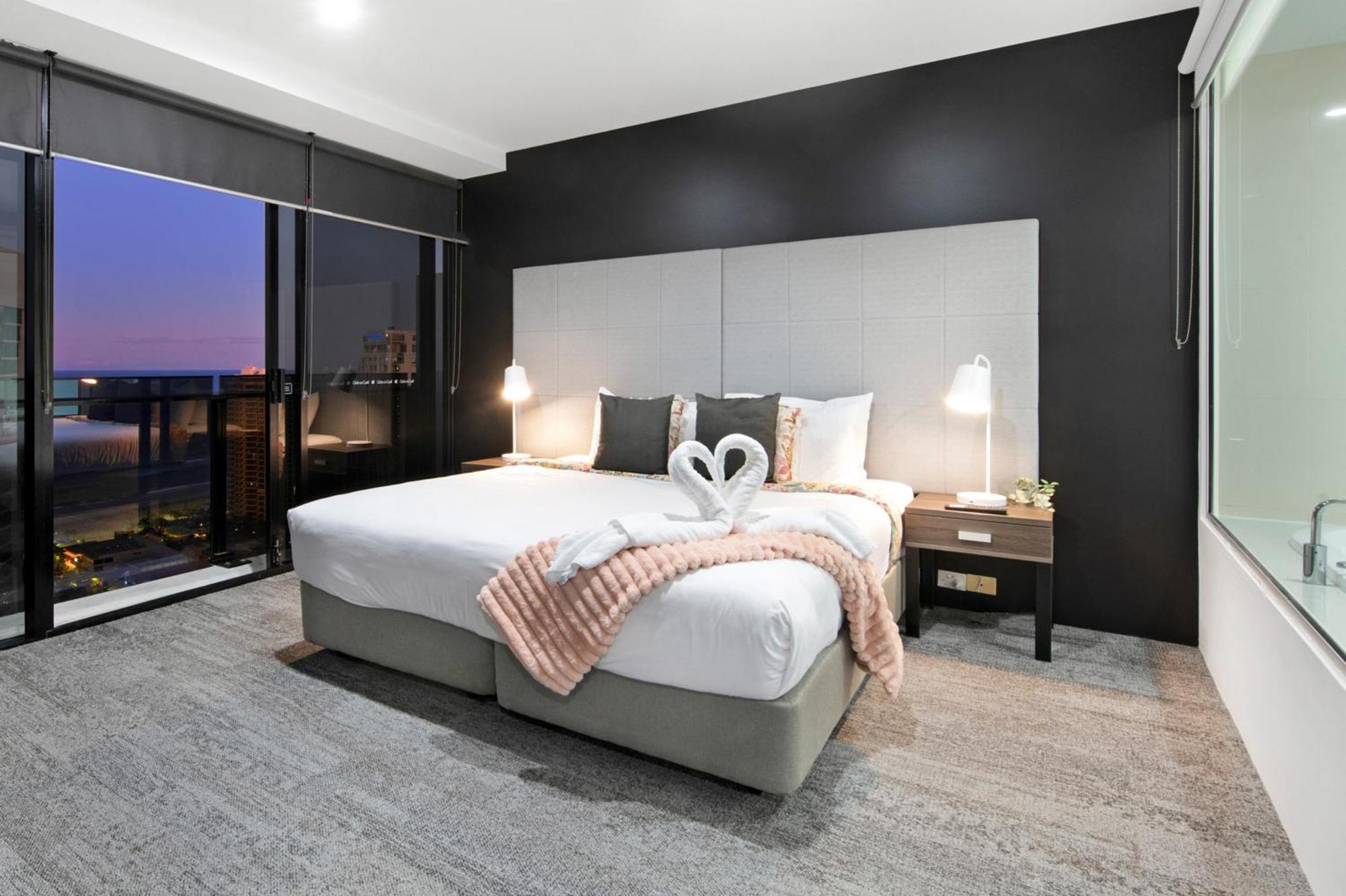 Circle On Cavill - One Bedroom - Self Contained & Privately Managed Apartment