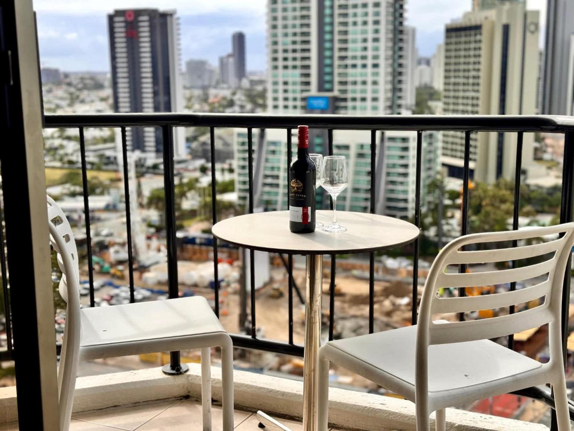 Beachside In Heart Of Surfers Paradise With Inn