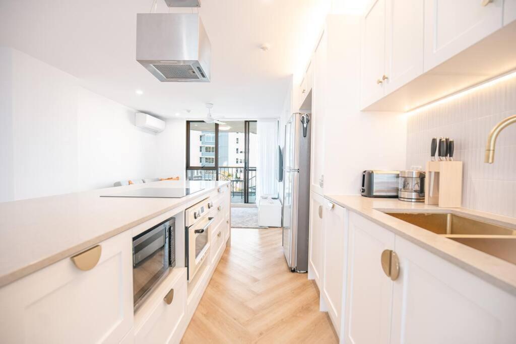 Apartment 2br Burleigh Beachside With Views With Pool Gold Coast