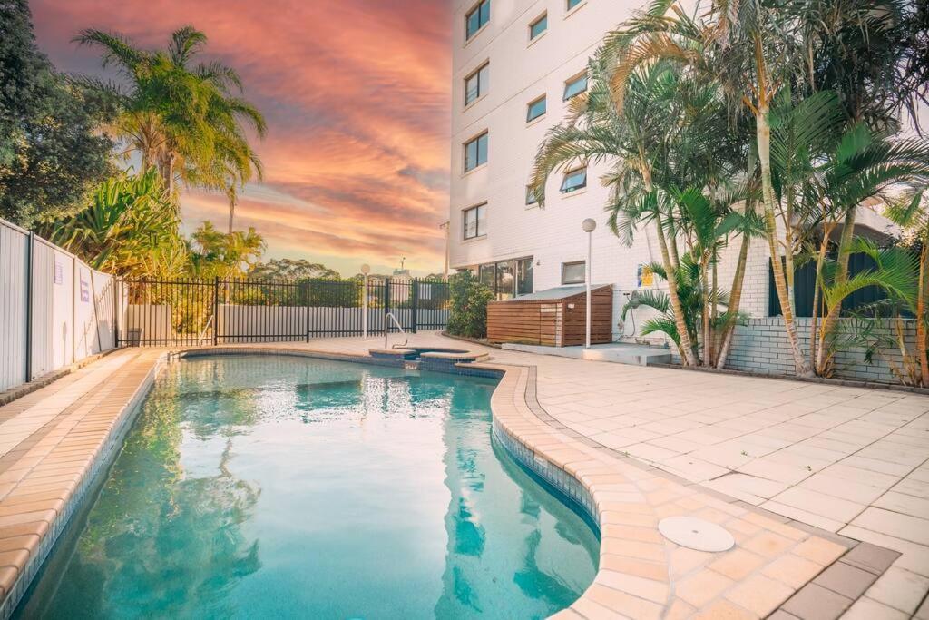 2br Burleigh Beachside With Views With Pool * Gold Coast