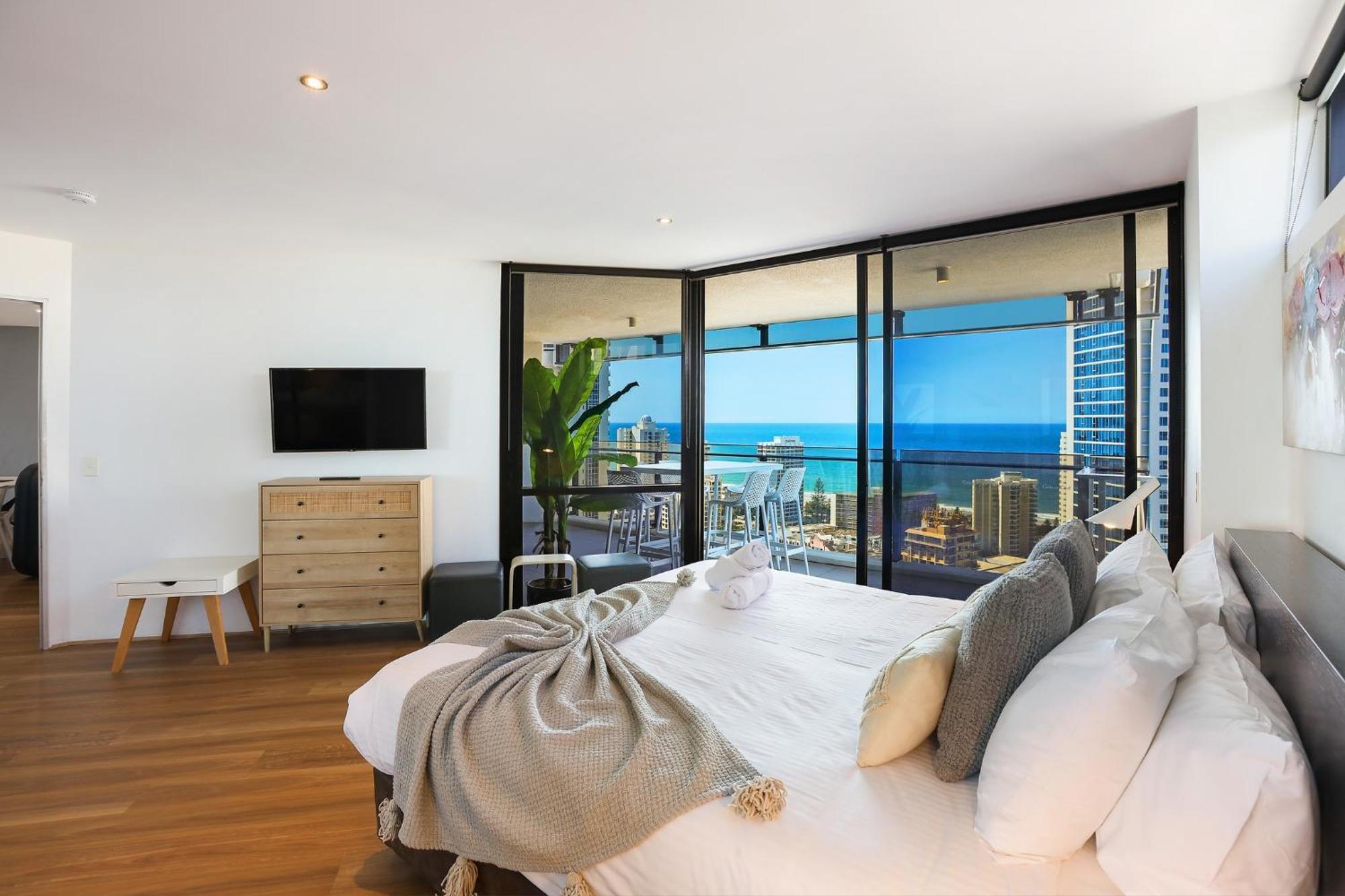Circle On Cavill 2, 3, 4 & 5 Bedroom Skyhomes & Sub Penthouses By Holidays Apartment Gold Coast
