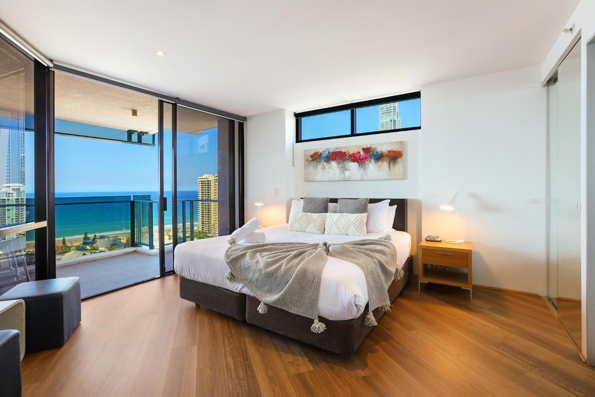 Circle On Cavill 2, 3, 4 & 5 Bedroom Skyhomes & Sub Penthouses By Holidays *