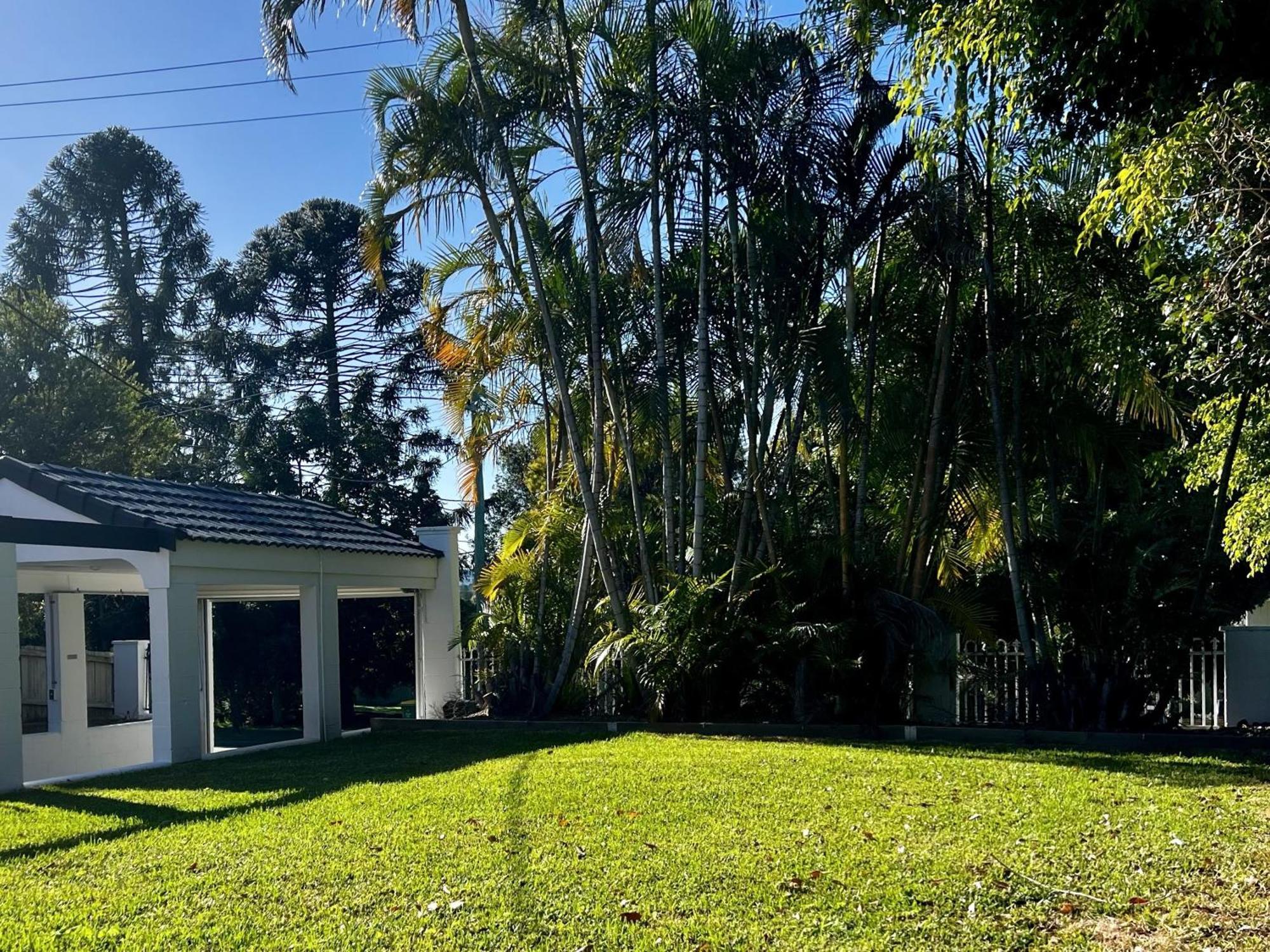 The Queenslander! Complete Entertainer - Huge - Stylish - Games - Full Level Pool - Smokehouse - Secure Parking - Yard #new! Holiday home Gold Coast