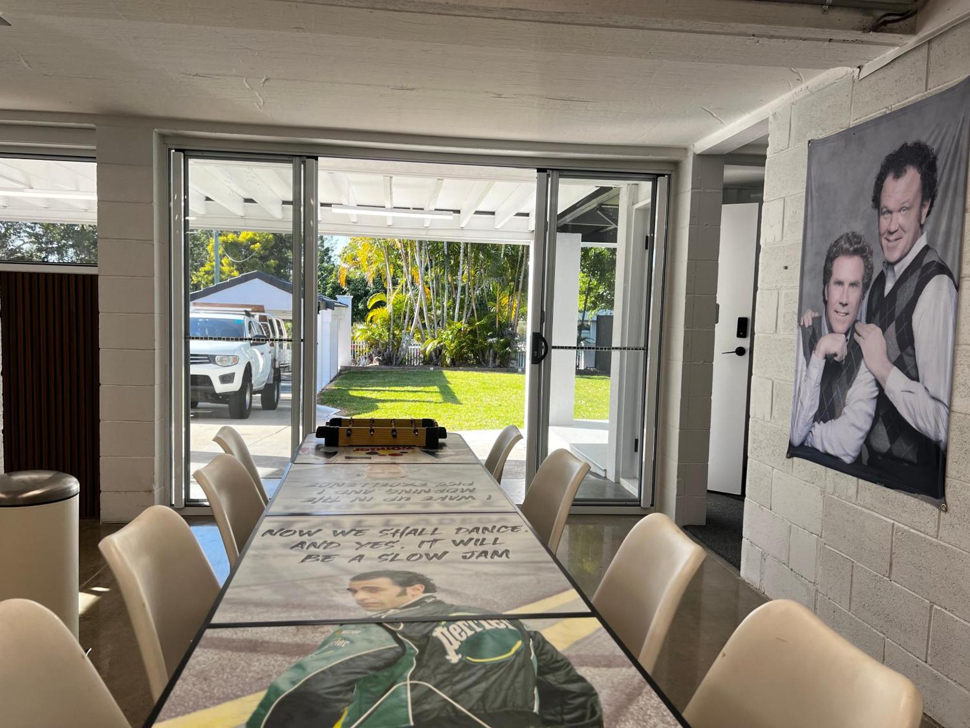 The Queenslander! Complete Entertainer - Huge - Stylish - Games - Full Level Pool - Smokehouse - Secure Parking - Yard #new! *