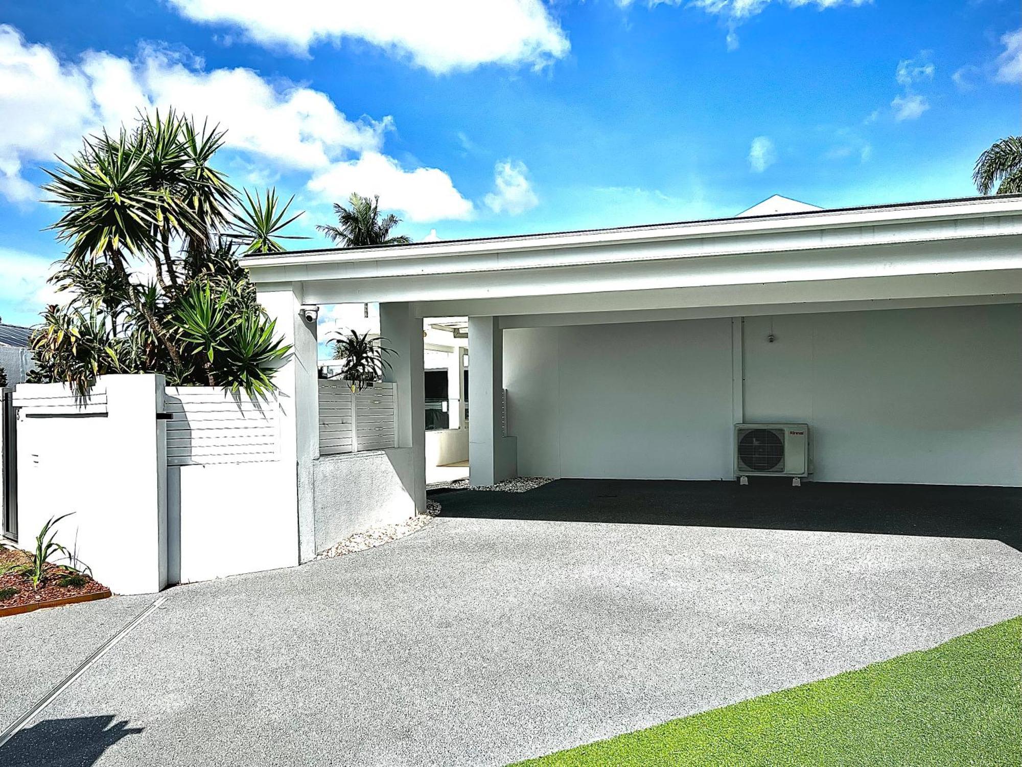 Reflections Broadbeach- Heated Pool! Complete Waterfront Entertainer With Huge Deck, Pool Table And Pontoon Holiday home