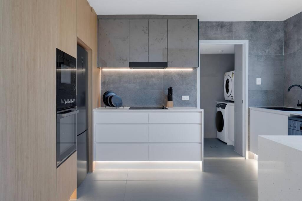 2br Modern Surfers Paradise Gold Coast