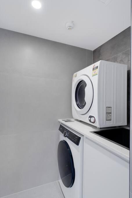 2br Modern Surfers Paradise Apartment Gold Coast