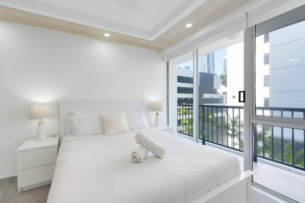 2br Modern Surfers Paradise Gold Coast