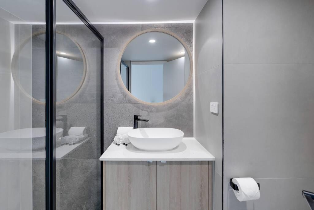 2br Modern Surfers Paradise Gold Coast