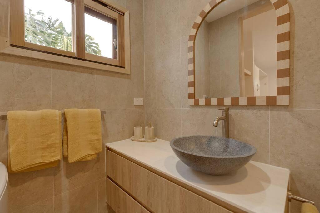 Apartment Elegant Coastal Escape In The Heart Of