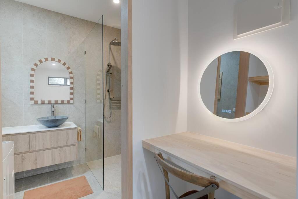 Apartment Elegant Coastal Escape In The Heart Of *
