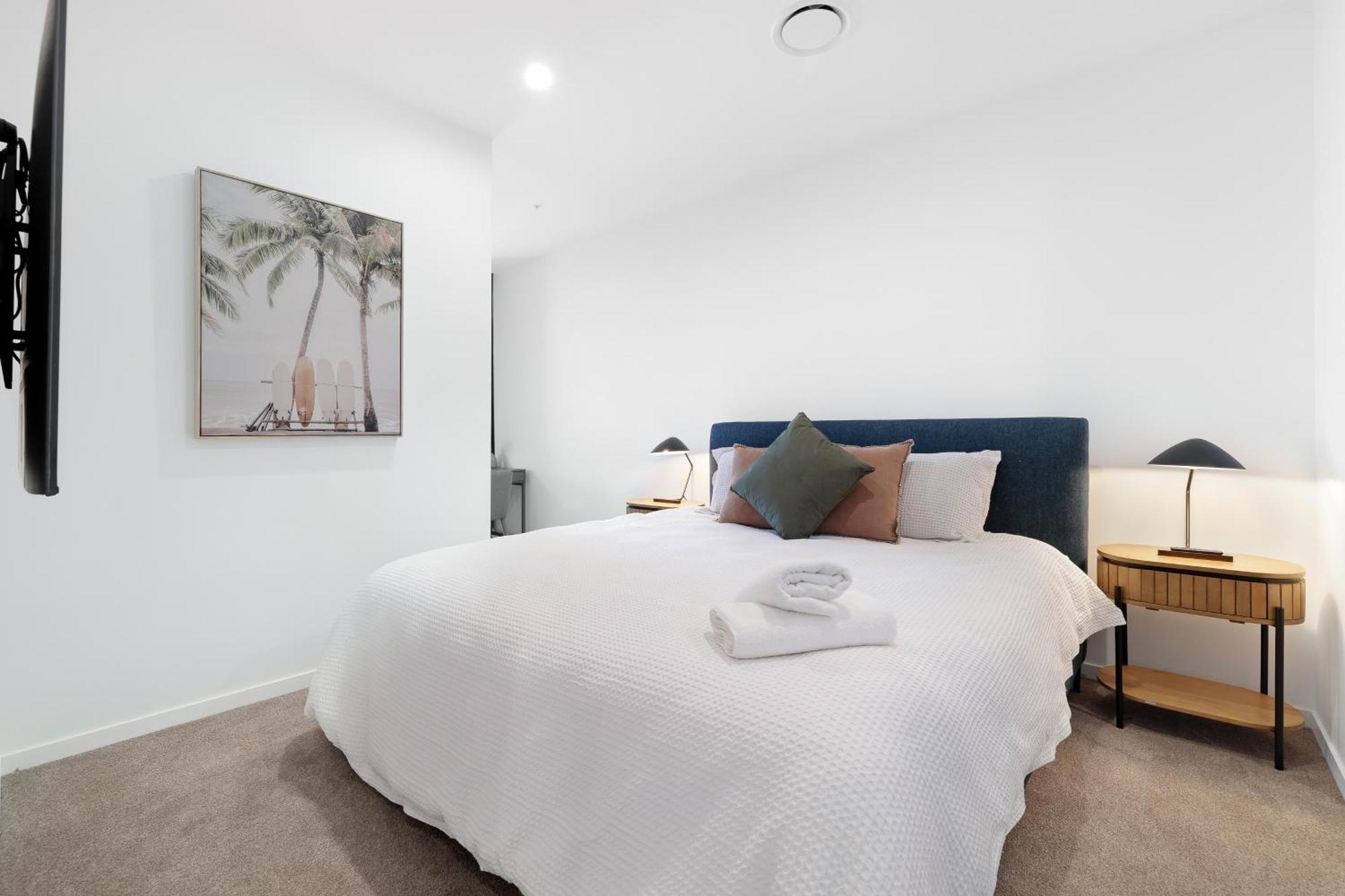 Brand New Modern 2bed 2bath Canal View Apartment Gold Coast