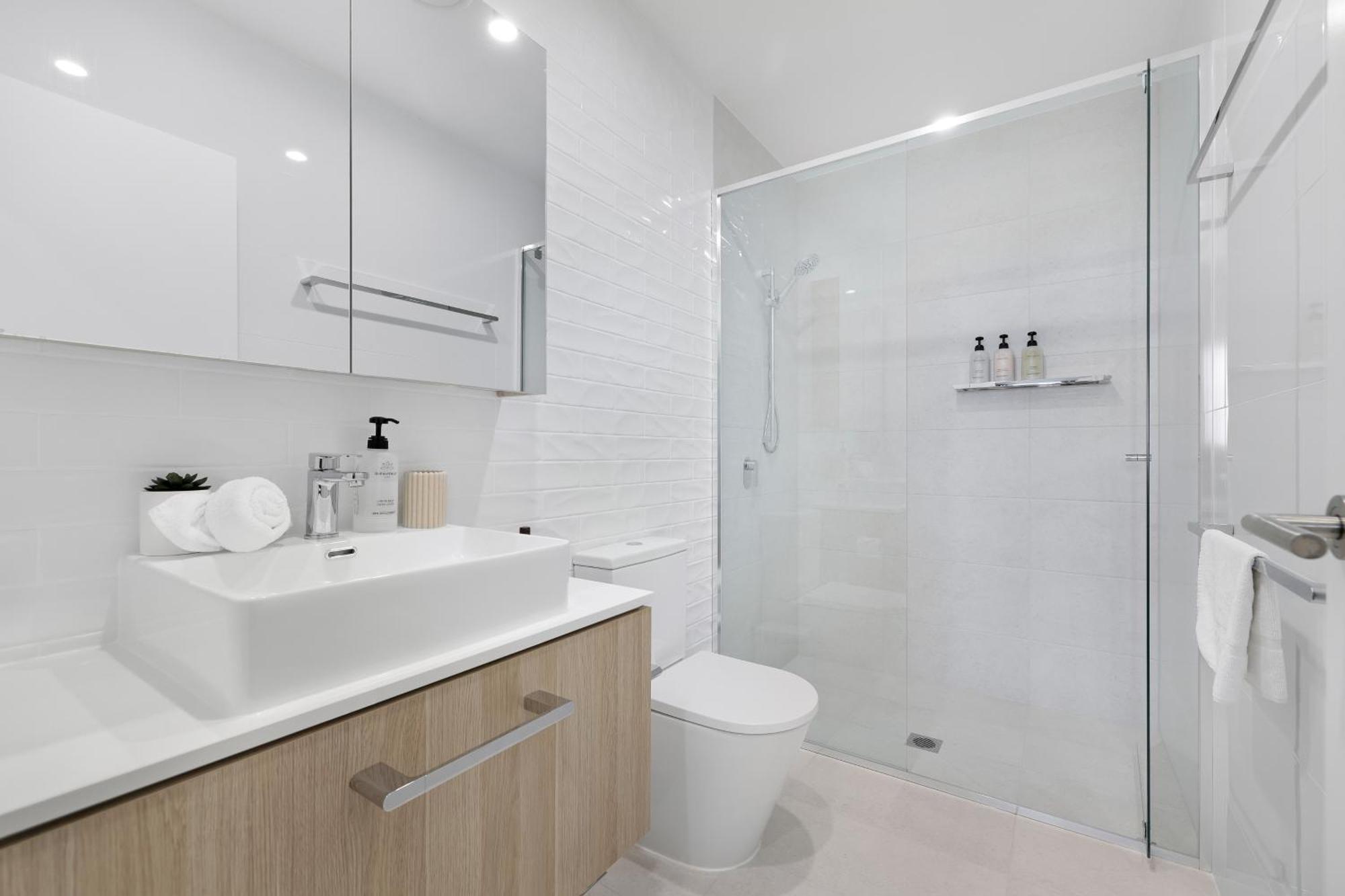 Brand New Modern 2bed 2bath Canal View Gold Coast