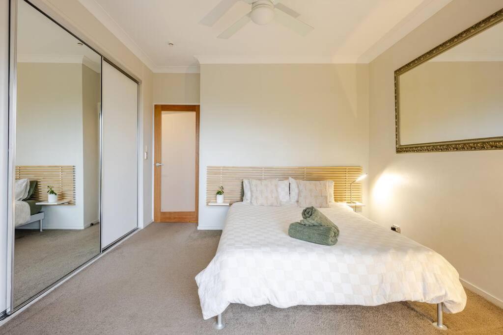 Hidden Escape With Stunning Ocean Views Apartment Gold Coast