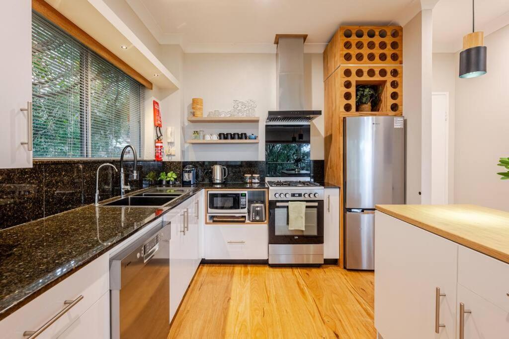 Hidden Escape With Stunning Ocean Views Apartment Gold Coast